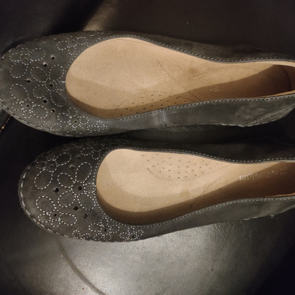 Naturalizer Grey Suede Flats